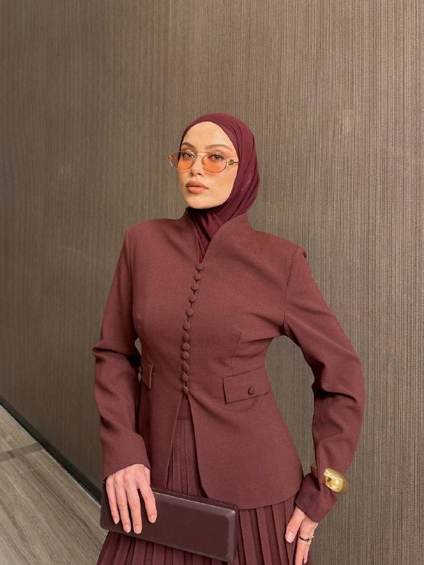 Ensemble deux pièces blazer cintré à boutons et jupe longue plissée — coupe structurée et féminine. Disponible en noir, marron et Burgundy . Livraison Partout au Canada