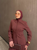 Ensemble deux pièces blazer cintré à boutons et jupe longue plissée — coupe structurée et féminine. Disponible en noir, marron et Burgundy . Livraison Partout au Canada