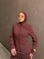 Ensemble deux pièces blazer cintré à boutons et jupe longue plissée — coupe structurée et féminine. Disponible en noir, marron et Burgundy . Livraison Partout au Canada