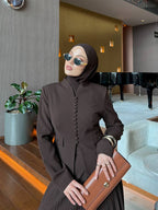 Ensemble deux pièces blazer cintré à boutons et jupe longue plissée — coupe structurée et féminine. Disponible en noir, marron et Burgundy . Livraison Partout au Canada