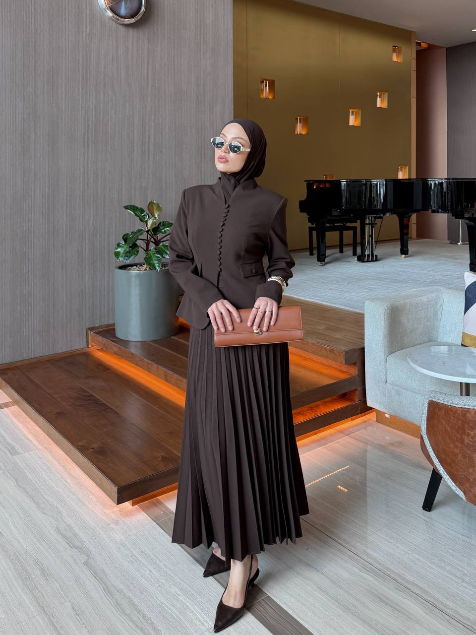 Ensemble deux pièces blazer cintré à boutons et jupe longue plissée — coupe structurée et féminine. Disponible en noir, marron et Burgundy . Livraison Partout au Canada