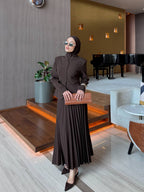 Ensemble deux pièces blazer cintré à boutons et jupe longue plissée — coupe structurée et féminine. Disponible en noir, marron et Burgundy . Livraison Partout au Canada