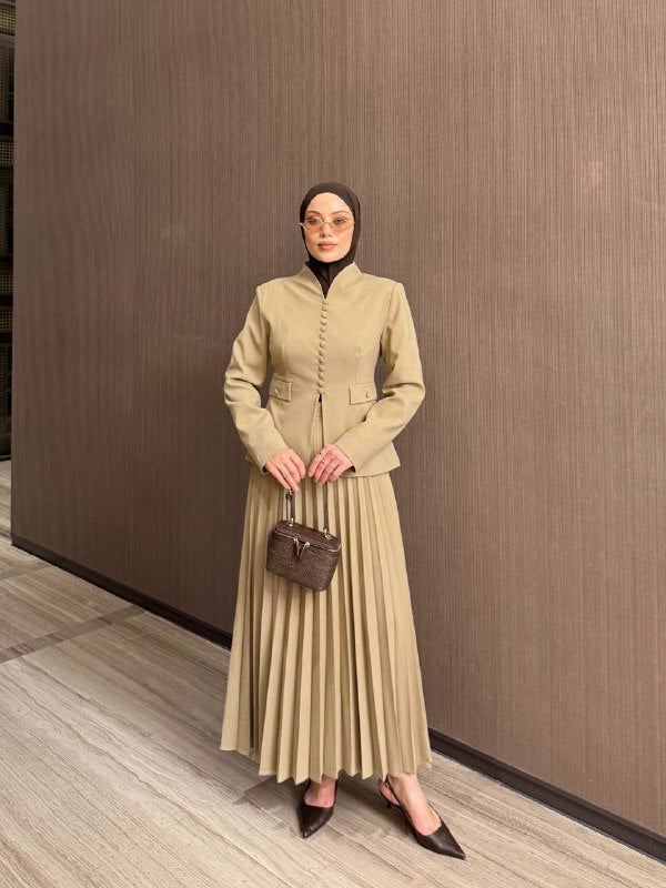 Ensemble deux pièces blazer cintré à boutons et jupe longue plissée — coupe structurée et féminine. Disponible en noir, marron et Burgundy . Livraison Partout au Canada