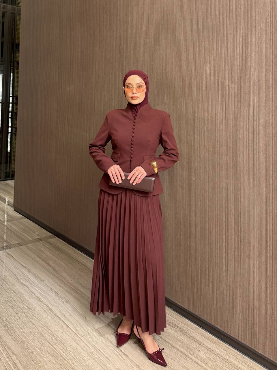 Ensemble deux pièces blazer cintré à boutons et jupe longue plissée — coupe structurée et féminine. Disponible en noir, marron et Burgundy . Livraison Partout au Canada