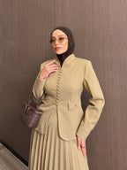 Ensemble deux pièces blazer cintré à boutons et jupe longue plissée — coupe structurée et féminine. Disponible en noir, marron et Burgundy . Livraison Partout au Canada