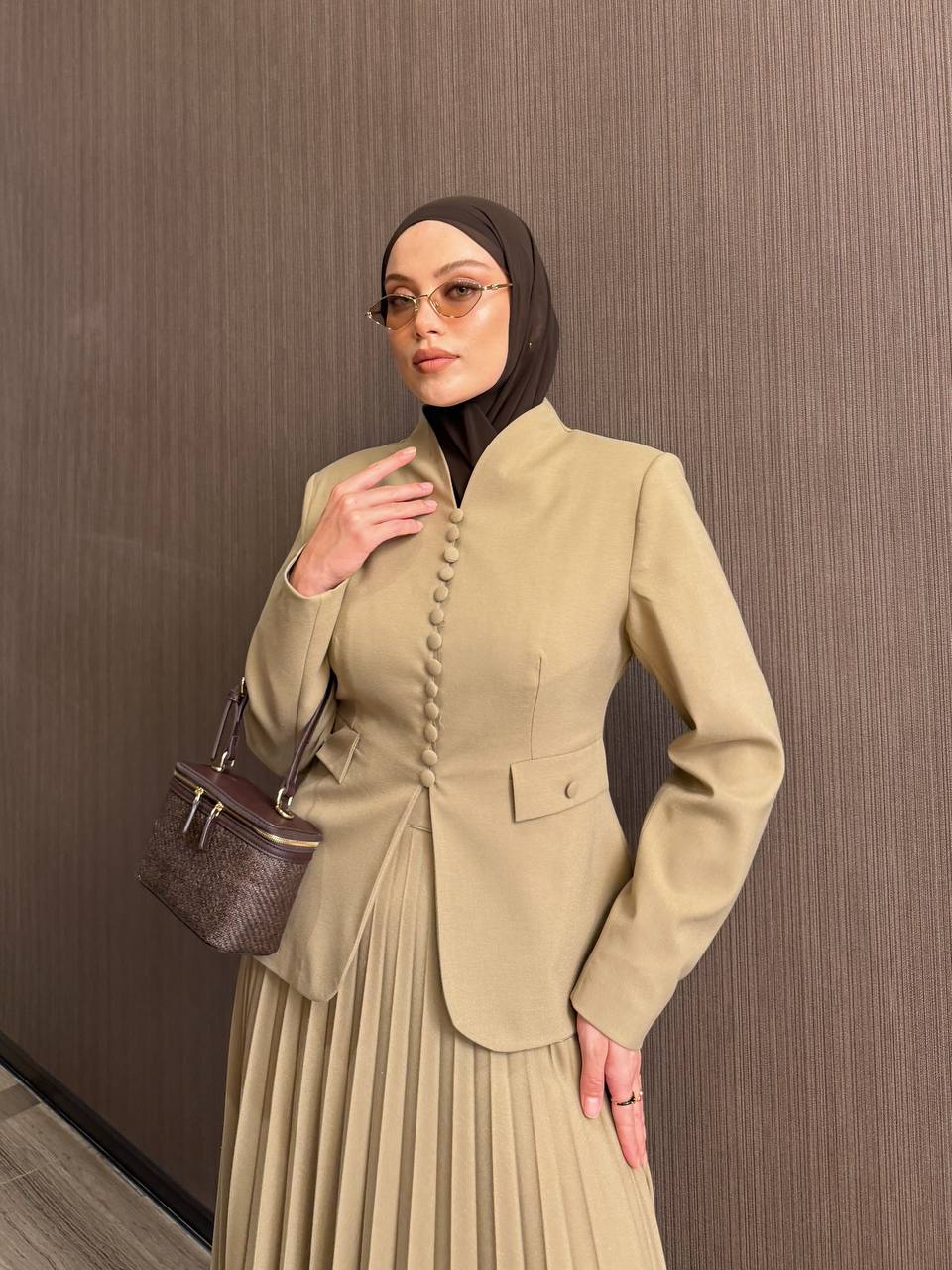 Ensemble deux pièces blazer cintré à boutons et jupe longue plissée — coupe structurée et féminine. Disponible en noir, marron et Burgundy . Livraison Partout au Canada