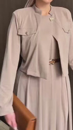 Ensemble Élégance Royale 2 Pièces – Veste Courte Structurée & Robe Longue Fluide