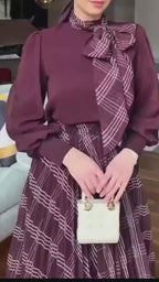 Ensemble Élégant 2 Pièces – Col Assorti avec la Jupe Plissée