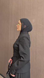 Ensemble deux pièces blazer cintré à boutons et jupe longue plissée — coupe structurée et féminine. Disponible en noir, marron et Burgundy . Livraison Partout au Canada